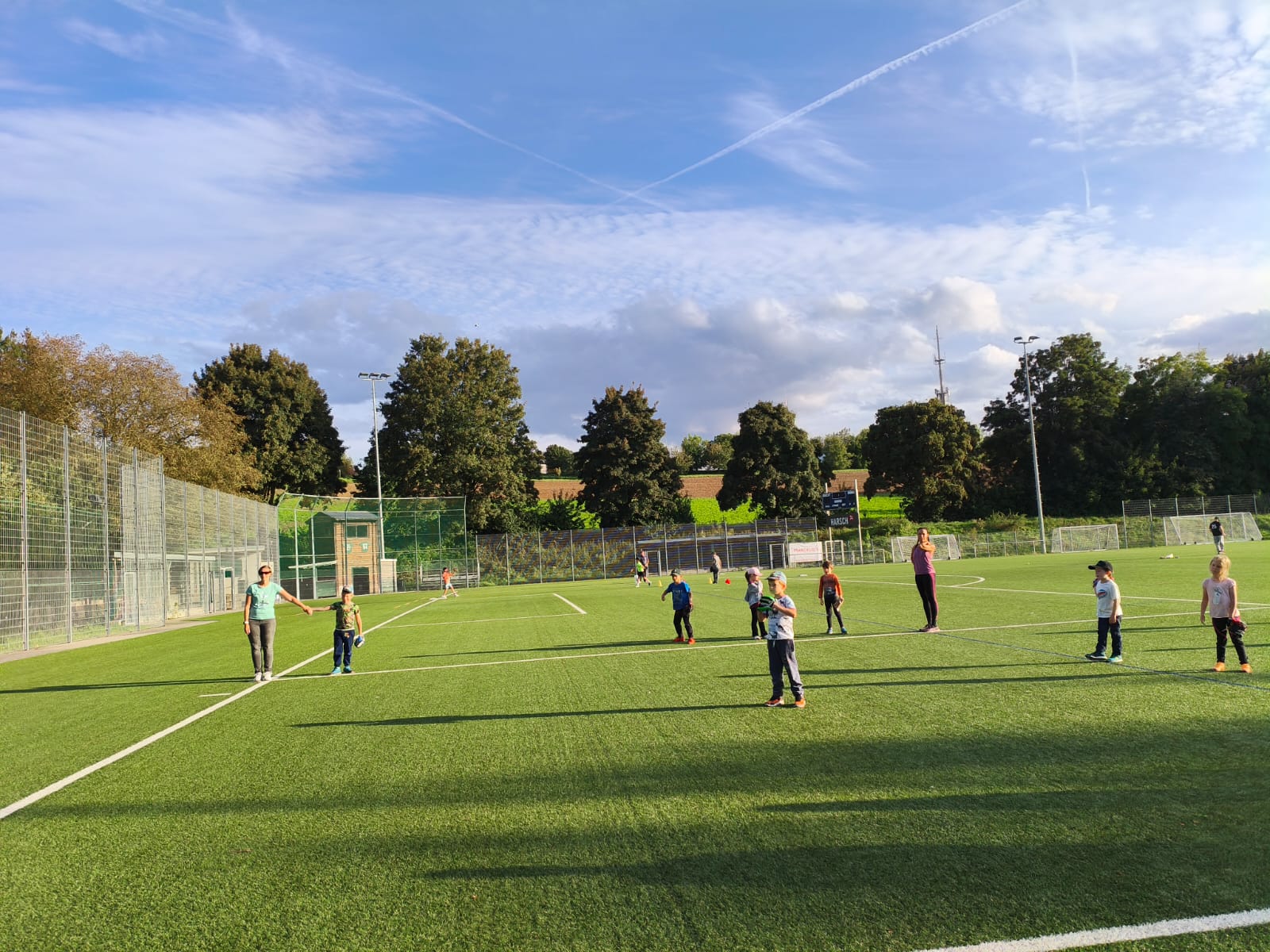 Mehr über den Artikel erfahren Eltern vs. Kinder! T-Ball-Spaß bei den Bretten Kangaroos