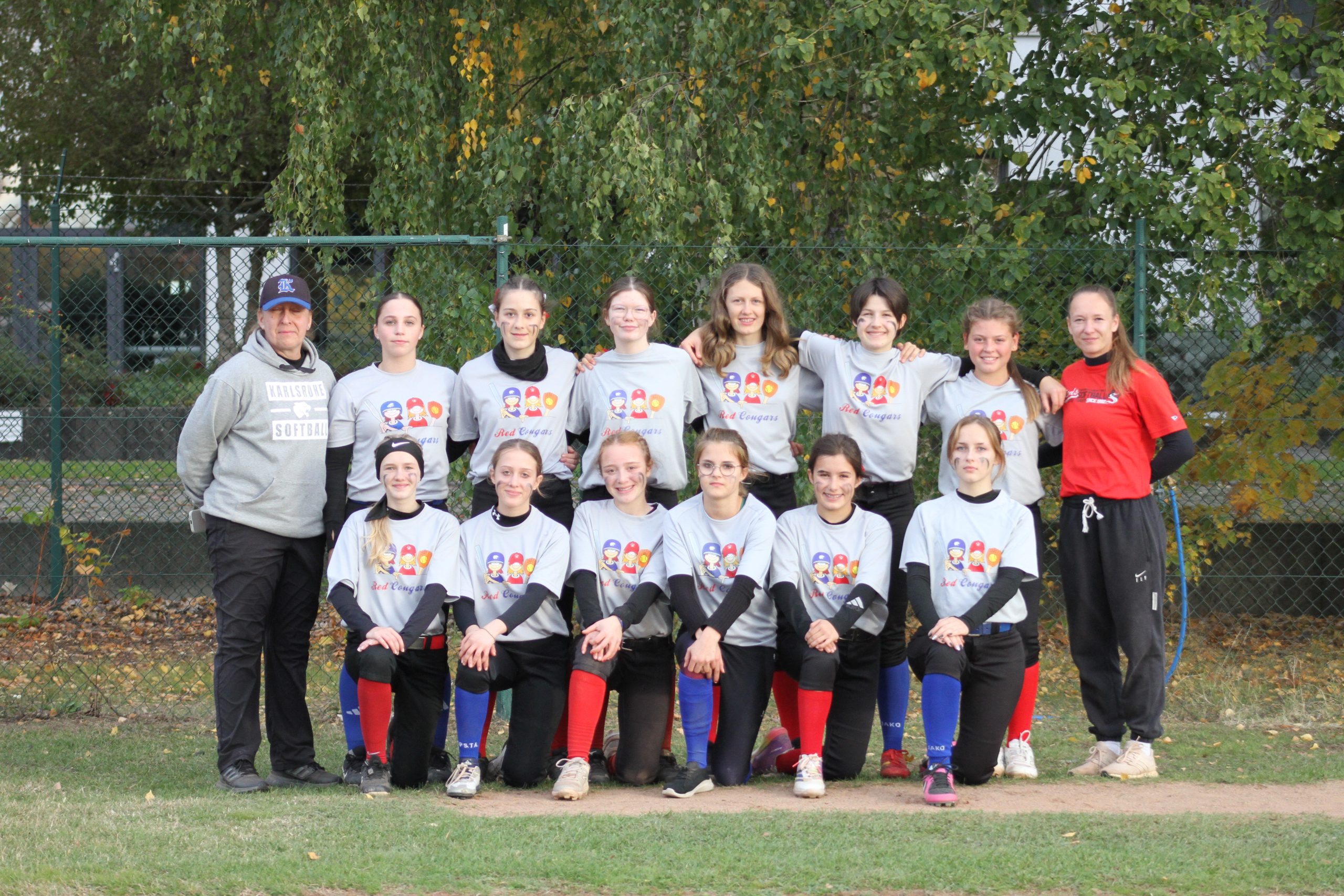 Du betrachtest gerade Zwei Spielerinnen bei der Deutschen Softball-U16-Meisterschaft